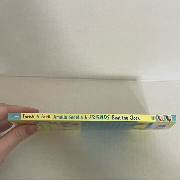♦️$3♦️ Amelia Bedelia & Friends Beat the Clock book #1 in the series - Picture 3 of 4